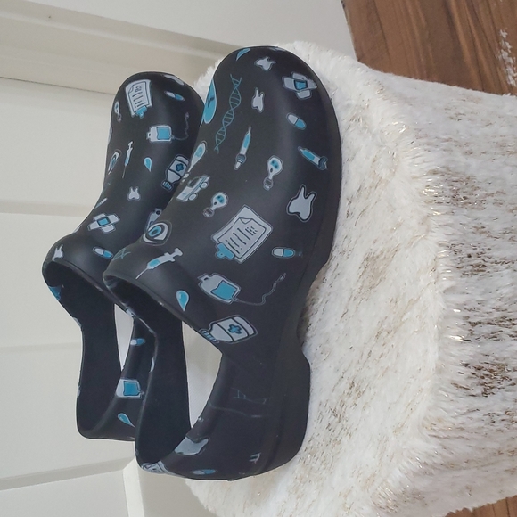 Black croc like shoes - Picture 2 of 2